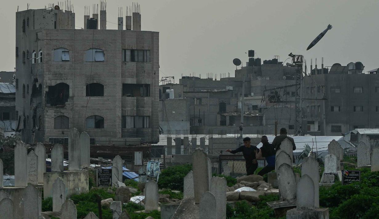 Serangan udara tersebut menghantam sebuah gedung berlantai tiga. Tampak dalam foto, sebuah bom melayang di udara mendekati sebuah bangunan selama serangan militer Israel di lingkungan Zeitoun, Kota Gaza, Jumat 6 Februari 2026. (AP Photo/Jehad Alshrafi)
