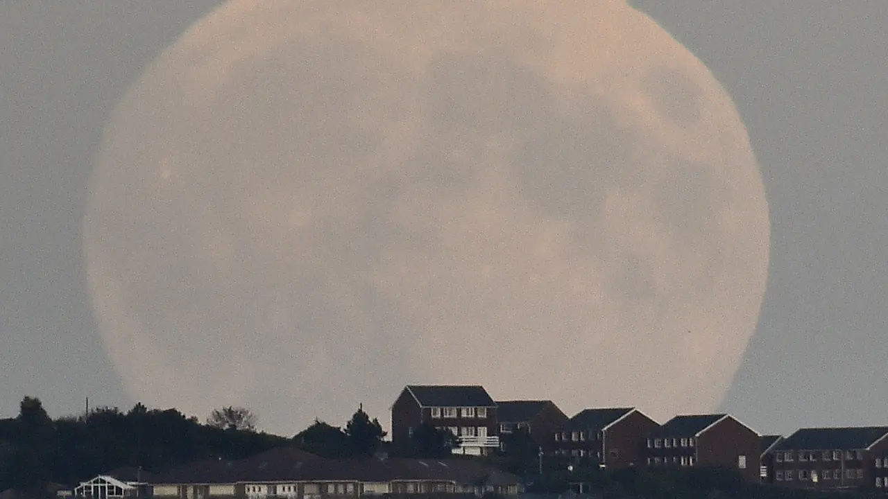 20150927-Keindahan Fenomena Langka Gerhana Bulan Merah Hiasi Langit