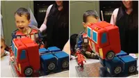 Kue berbentuk robot Optimus Prime yang bisa berubah bentuk menjadai berdiri. (Daily Mail)