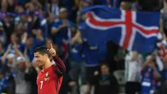 Portugal bermain imbang 1-1 melawan Islandia pada laga Grup F Piala Eropa 2016 di Stade Geoffroy Guichard, Saint-Etienne, Rabu (15/6/2016) dini hari WIB. Cristiano Ronaldo tak mampu sumbang gol. (AFP/Francisco Leong)