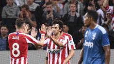 Gelandang Atletico Madrid, Joao Felix, merayakan gol yang dicetaknya ke gawang Juventus pada laga ICC di Stadion Solna, Stockholm, Sabtu (10/8). Atletico menang 2-1 atas Juventus. (AFP/Jonathan Nackstrand)