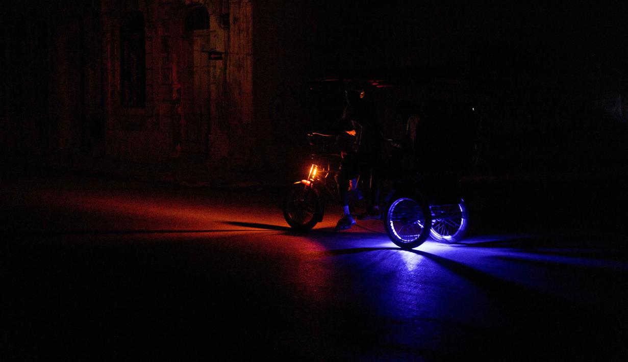 Kerusakan tersebut memicu runtuhnya sebagian sistem kelistrikan nasional, sehingga listrik padam di sebagian besar wilayah pulau. Tampak dalam foto, sebuah kendaraan melaju di jalanan saat terjadi pemadaman listrik di Havana, Kuba, Rabu 4 Maret 2026. (AP Photo/Ramon Espinosa)