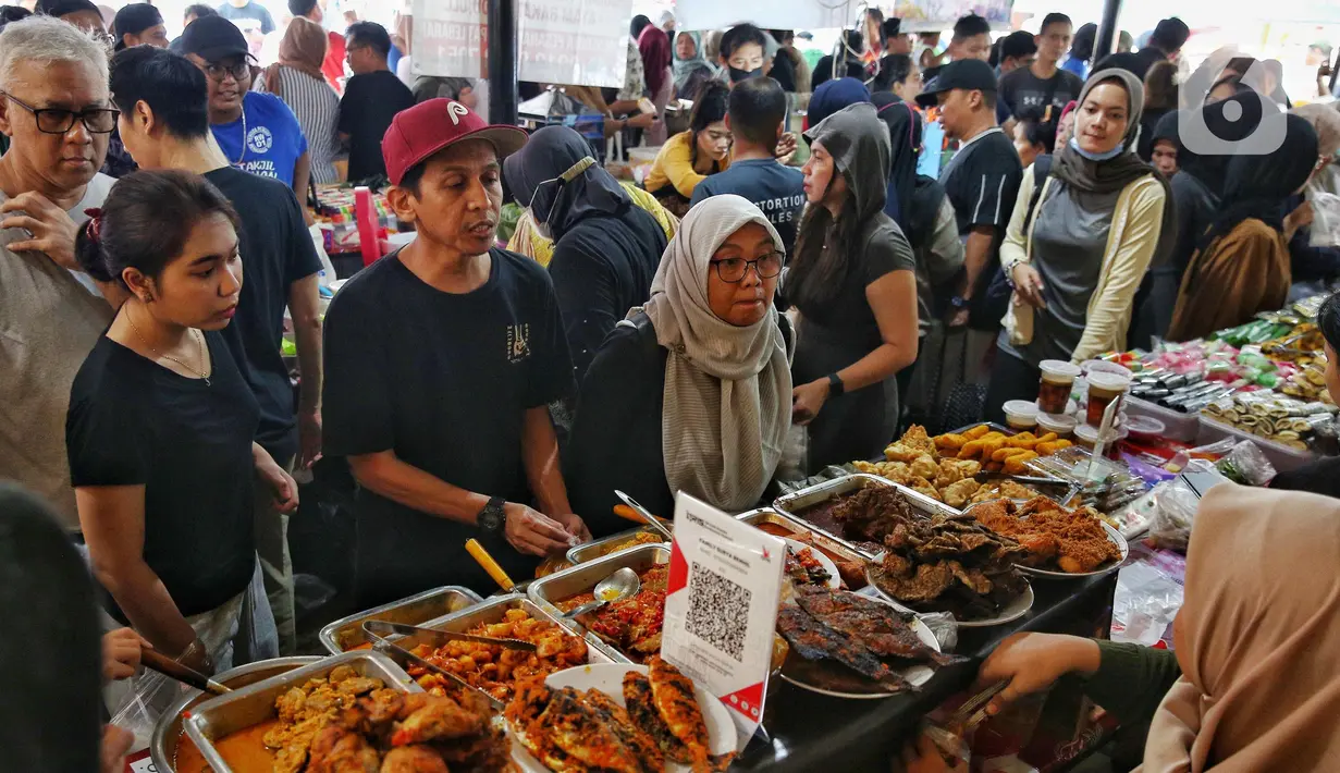 Pedagang Bazar Takjil Ramadan Benhil umumnya merupakan warga sekitar. (Liputan6.com/Angga Yuniar)
