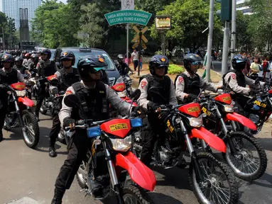 Pengamanan di area Gedung MPR/DPR RI Jakarta diperketat jelang pelantikan Presiden dan Wakil Presiden Jokowi-JK, (19/10). (Liputan6.com/Johan Tallo)