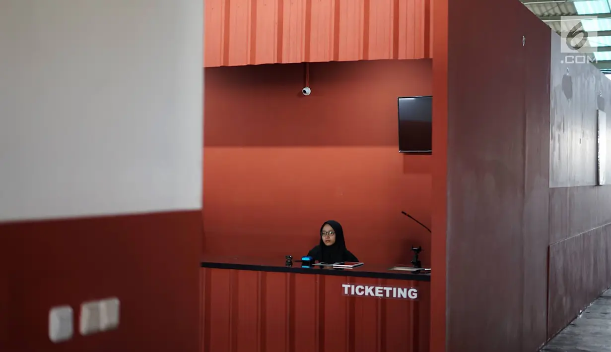 Petugas tiketing berjaga di bioskop Indiskop, Pasar Jaya Teluk Gong, Jakarta, Rabu (24/7/2019). Indiskop merupakan bioskop pertama yang berada di dalam pasar tradisional yang memiliki dua studio, 128 kursi 6 speaker, 3 pendingin udara dan 1 layar bioskop. (Liputan6.com/Immanuel Antonius)
