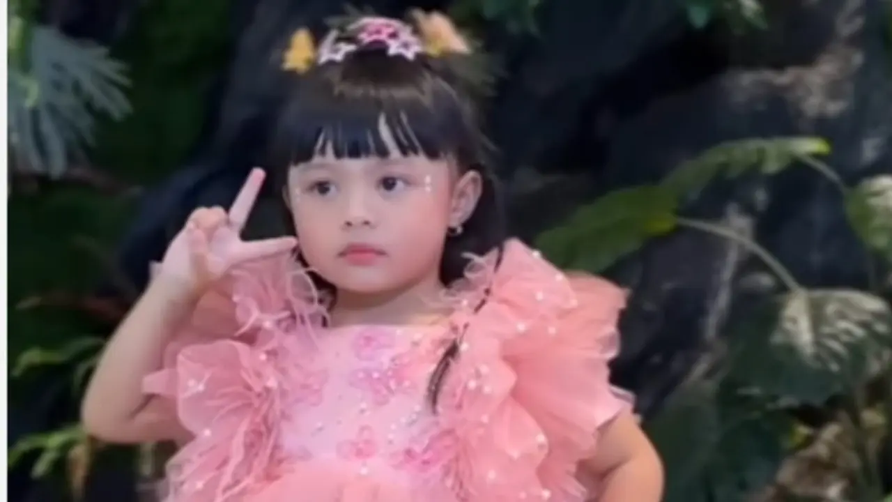 Momen Ameena Nyanyi di Atas Panggung (Foto: Instagram @aurelie.hermansyah/@attahalilintar/@ameenaatta)