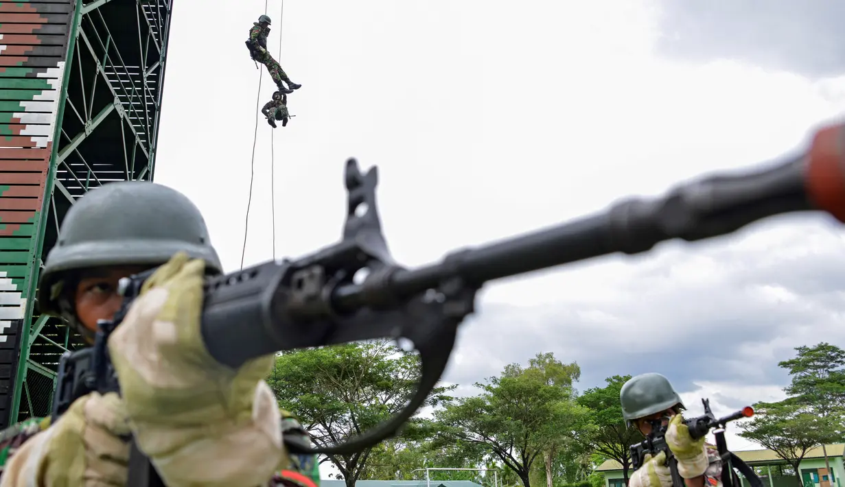 Prajurit TNI dari Batalyon Infanteri Raider berpartisipasi dalam latihan perang gerilya di pangkalan mereka di Banda Aceh, provinsi Aceh, 30 April 2019.  Prajurit batalion raider dilatih  untuk siap melakukan berbagai operasi khusus dan penugasan mendadak. (CHAIDEER MAHYUDDIN / AFP)