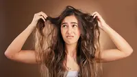 7 Kebiasaan yang Bikin Rambut Rusak dan Kehilangan Kilaunya, Wajib Dihindari