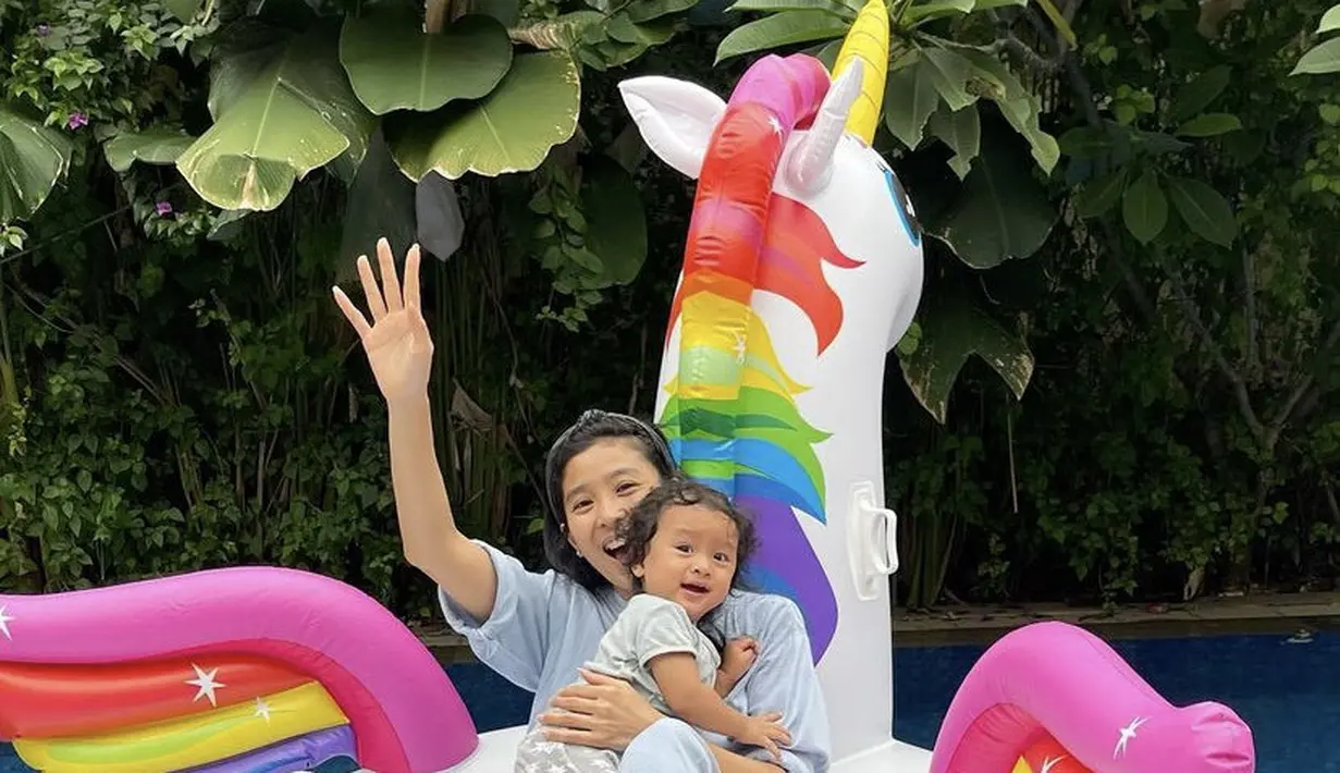 Ia pun nampak bahagia bersama si kecil. Olivia tampil dengan setelan birunya. Credit Instagram (@oliviazallianty)