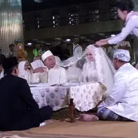 Sedangkan surah Ar-Rahman sebagai permintaan dari sang istri tidak dibaca semua 78 ayat. Menurut Edi Harmanto penghulu yang menikahkan, Vicky hanya sanggup membaca sampai ayat ke 13. Dan sisanya bisa dilanjutkan setelah selesai. (Nurwahyunan/Bintang.com)