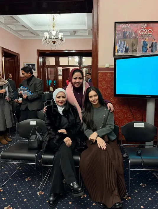 Beby Tsabina padukan asymetrical button wool blouse abu-abu dengan pleated skirt dan tas brand lokal. Adalah Heart Bag Chocolate Suede dari Vone World seharga Rp3,5 juta [@bebytsabina]
