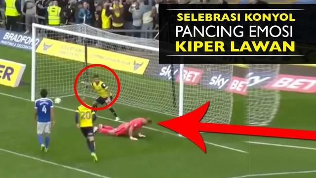 Video striker Oxford United klub liga amatir Inggris lakukan selebrasi konyol untuk memancing emosi kiper lawan.