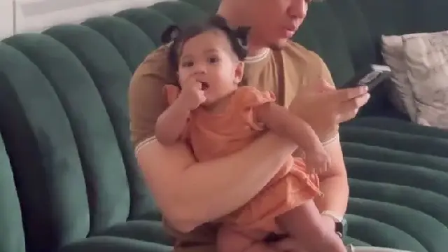 Momen Irwansyah Momong Humaira Sambil Lantunkan Ayat Suci (credit: instagram/zaskiasungkar15)