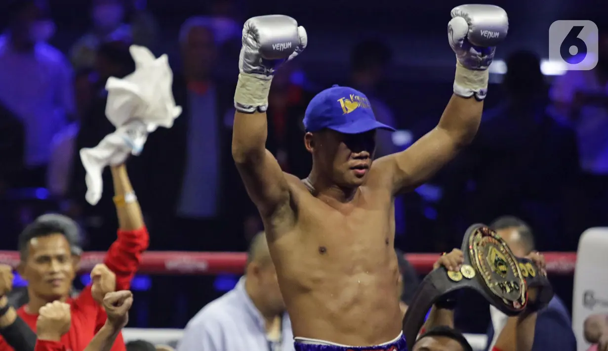 Petinju Indonesia, Daud Yordan merayakan kemenangan usai menumbangkan perlawanan Panya Uthok (Thailand) pada laga mempertahankan gelar WBC Asia Boxing Council Silver Super Lightweight di Balai Sarbini, Jakarta, Jumat (1/7/2022). Daud Yordan menang KO pada ronde keenam. (Liputan6.com/Helmi Fithriansyah)