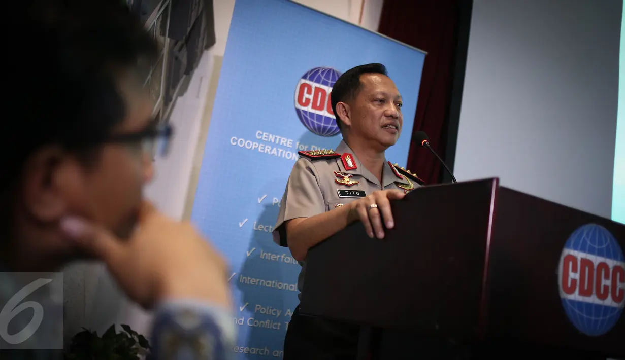 Kapolri Jenderal Tito Karnavian (kiri) ketika memberikan paparan dalam Dialog Bersama Kapolri di Kantor CDCC, Jakarta, Kamis (4/8). Dialog tersebut membahas tentang konflik yang terjadi di beberapa wilayah di Indonesia. (Liputan6.com/Faizal Fanani)