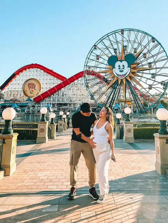 Gaya kasual dengan tank top putih dan sweatpants nude plus sneaker (Foto: Instagram @nikitawillyofficial94)