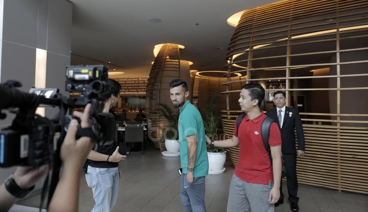 Pemain Timnas Indonesia , Stefano Lilipaly menyapa fans sebelum menikmati makan siang bersama para pemain Thailand di Hotel Novotel, Filipina, (18/11/2016). (Bola.com/Nicklas Hanoatubun)