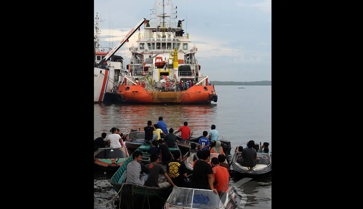 Warga yang memiliki perahu pribadi ingin melihat secara dekat proses pemindahan bangkai ekor dari pesawat AirAsia QZ8501, di Pelabuhan Panglima Utar, Kalteng, Minggu (12/01/2015). (Liputan6.com/Andrian M Tunay)