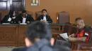 Sidang yang rencananya digelar pukul 14.00 WIB mundur lantaran Tio dan tahanan lain tiba di Pengadila terlambat 10 menit. Sidang pun digelar pukul 15.05 WIB. (Nurwahyunan/Bintang.com)