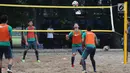 Gavin Kwan Adsit (kedua kiri) menyundul bola saat bermain bersama Timnas U-23 di Lapangan Voli Pantai Kompleks Gelora Bung Karno, Jakarta, Rabu (17/1). Ini penyegaran pemain usai latihan menuju Asian Games 2018. (Liputan6.com/Helmi Fithriansyah)