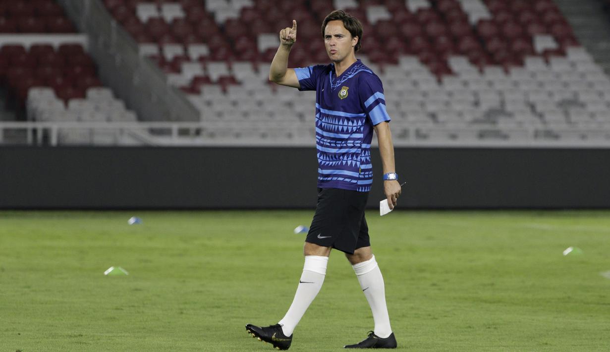 Pelatih Vanuatu, Paul Munster, memberikan instruksi kepada pemainnya saat latihan di SUGBK, Jakarta, Jumat (14/6). Latihan ini persiapan jelang laga persahabatan melawan Timnas Indonesia. (Bola.com/Yoppy Renato)