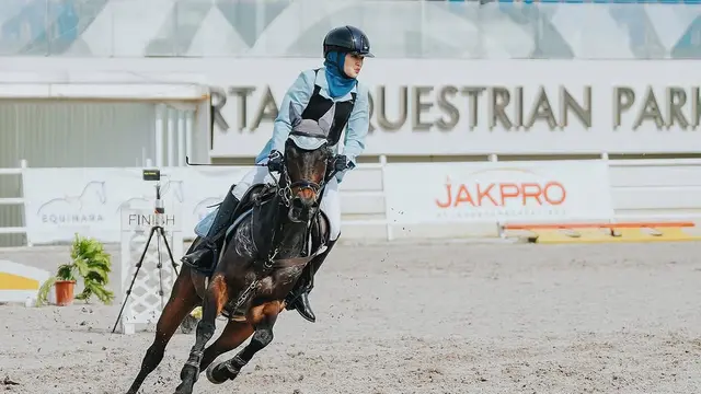 Potret Cut Syifa Ikut Kejuaraan Berkuda. (instagram/cutsyifaa)