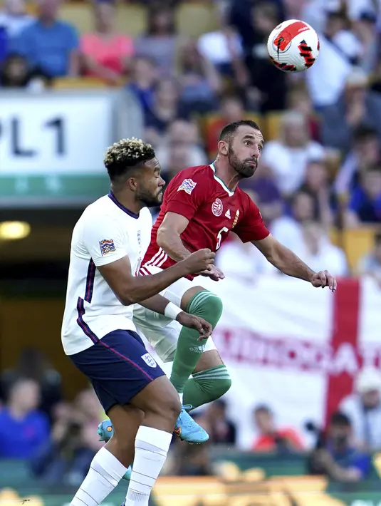 Pemain Hungaria Attila Fiola (kanan) melawan pemain Inggris Reece James pada pertandingan sepak bola UEFA Nations League di Stadion Molineux, Wolverhampton, Inggris, 14 Juni 2022. Hungaria membantai Inggris 4-0. (AP Photo/Jon Super)