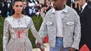 Seperti halnya kejadian perampokan di Paris yang menimpa Kim Kardashian beberapa waktu lalu. Kanye West langsung menghentikan konsernya saat itu dan menghampiri Kim di Paris. (AFP/Bintang.com)