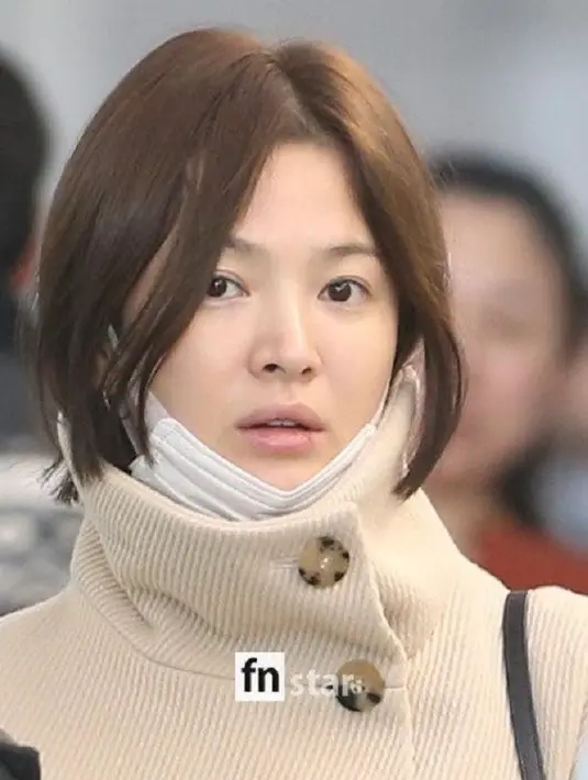 Walaupun wajah tak mengenakan makeup, akan tetepi pesona Song Hye Kyo seakan tak luntur. (foto: hellokpop.com)