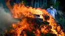Pemusnahan narkotika jenis sabu dan kokain dilakukan dengan melarutkan barang haram tersebut dengan cairan kimia. Sedangkan untuk ganja, pemusnahan dilakukan dengan cara dibakar di area belakang markas Polda Aceh. (Chaideer MAHYUDDIN/AFP)
