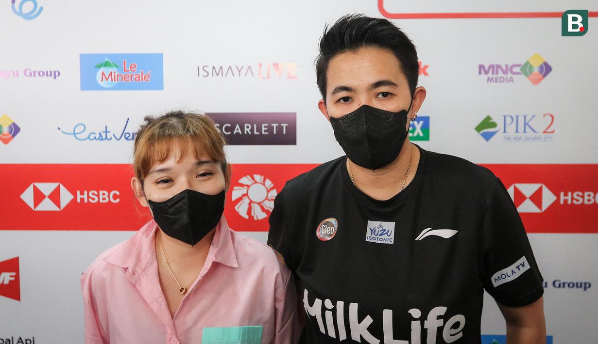 Keterangaan resmi mundurnya Praveen/Melati di babak 16 besar Indonesia Open 2022 tersebut disampaikan oleh sang pelatih, Vita Marissa didampingi dr. Oktaviani. (Bola.com/Bagaskara Lazuardi)
