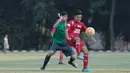 Aksi pemain Top Skor U-16, Jovinho mencoba melewati adangan pemain Timnas Indonesia U-16 pada laga uji coba di Lapangan Atang Sutresna, Cijantung, Kamis (10/5/2018). Tim Top Skor U-16 menang 2-0 atas Timnas Indonesia U-16. (Bola.com/Nick Hanoatubun)