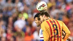 Bek Barcelona, Gerard Pique (kanan) berebut bola udara dengan Radamel Falcao pada International Champions Cup 2015 di Landover, Maryland, Rabu (29/7/2015). Chelsea menang 4-2 lewat adu penalti, usai bermain imbang 2-2 waktu normal. (AFP/NICHOLAS KAMM)