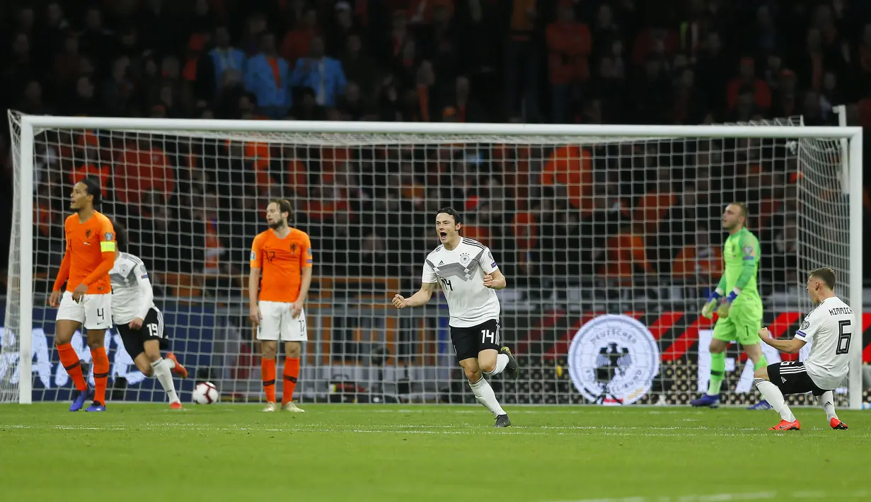 Pemain Jerman, Nico Schulz, melakukan selebrasi usai mencetak gol ke gawang Belanda pada laga kualifikasi Piala Eropa di Stadion Johan Cruyff, Minggu (24/3). Belanda takluk 2-3 dari Jerman. (AP/Peter Dejong)