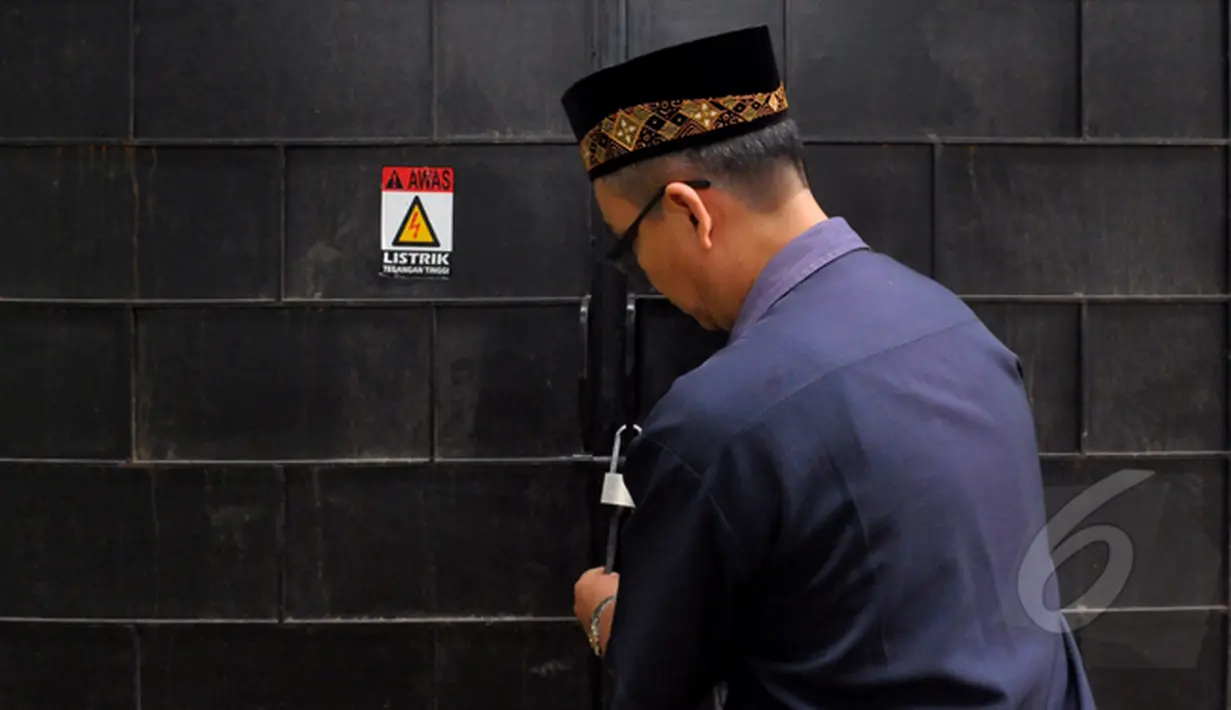Seorang petugas menunjukkan tempat penyimpanan uninterruptible power supply (UPS) di SMAN 78, Jakarta, Senin (2/3/2015). Diduga hampir semua sekolah di Jakarta menerima UPS senilai Rp 6 Miliar(Liputan6.com/Andrian M Tunay)