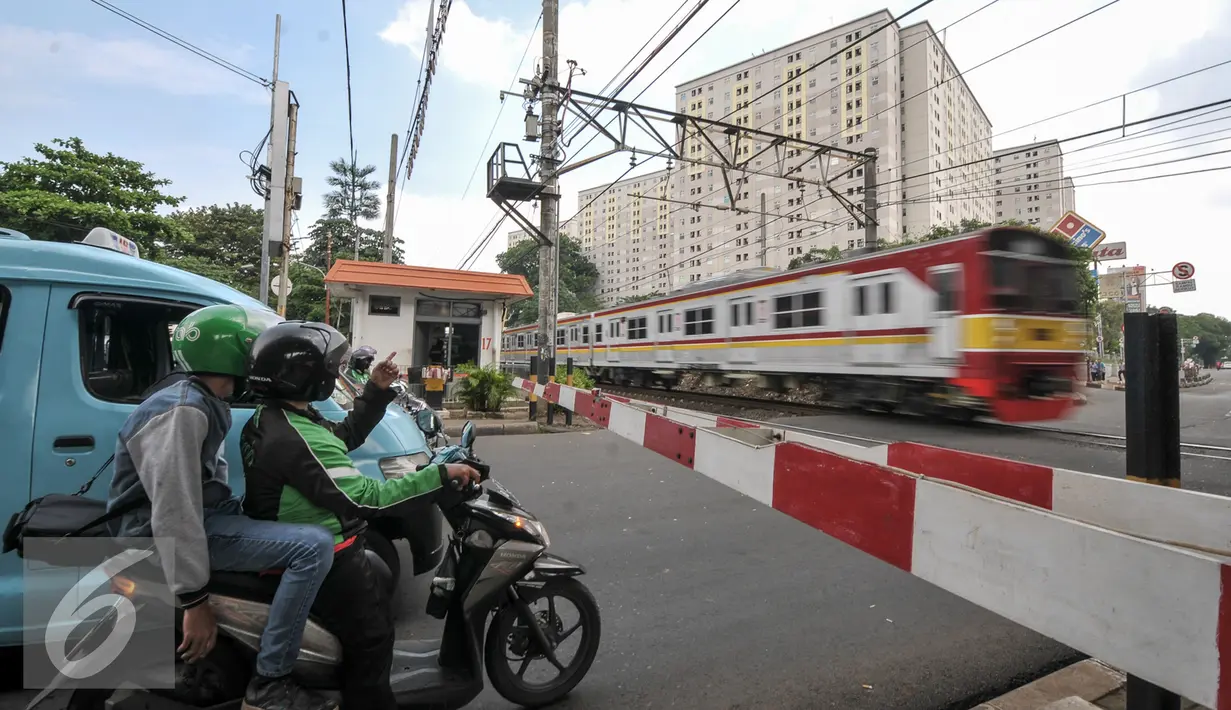 Kereta Commuter Jabodetabek melintas di jalur Stasiun Duren Kalibata, Jakarta, Kamis (14/7). Sudin Perhubungan dan Transportasi berencana akan menutup permanen perlintasan sebidang di Stasiun KA Duren Kalibata. (Liputan6.com/Yoppy Renato)