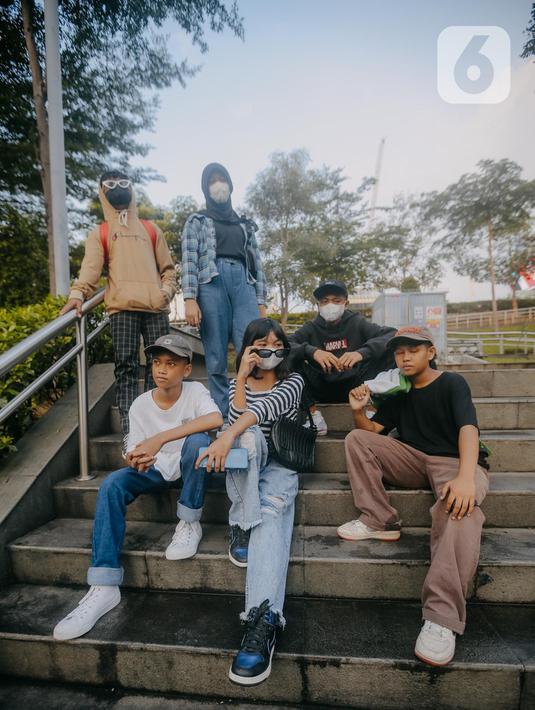 Para remaja dari berbagai daerah di pinggiran Jakarta berpose di Taman Sudirman, Jakarta, Rabu (6/7/2022). Tempat ini viral karena jadi ajang adu fashion anak Citayam, Bekasi hingga Bojong Gede. Mereka mengenakan kemeja flanel oversize, celana model 90-an seperti boot cut
atau cutbray, sneakers klasik, dan topi. (Liputan6.com/Faizal Fanani)