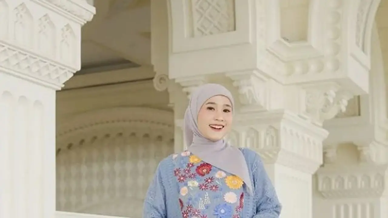 5 Model Gamis Brokat Kombinasi Polos untuk Lebaran 2024, Tampil Cantik bersama Keluarga