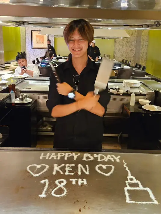 Ken Daisuke di sini berpose bersama sang adik yang juga blasteran Jepang, bernama Miyako Emi. Sejak dulu, Ken memang sudah terlihat gagah, terutama ketika ia mengenakan pakaian berwarna hitam. [Foto: Instagram/dellapuspita00]