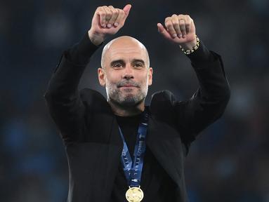 Keberhasilan Manchester City merebut trofi Liga Champions 2022/2023 setelah mengalahkan Inter Milan tidak hanya memastikan The Citizens mencetak Treble Winners musim ini, namun juga membuat sang pelatih Pep Guardiola menahbiskan sebuah rekor yang belum pernah dilakukan oleh pelatih hebat manapun, termasuk Alex Ferguson yang begitu dominan bersama Manchester United. Rekor yang dicetak Pep Guardiola adalah menjadi pelatih pertama yang mampu mencetak dua kali treble winners, setelah sebelumnya pada 2008/2009 ia melakuannya bersama Barcelona. Berikut deretan momen yang menjadi saksi keberhasilan Pep Guardiola mencetak rekor tersebut. (AFP/Franck Fife)
