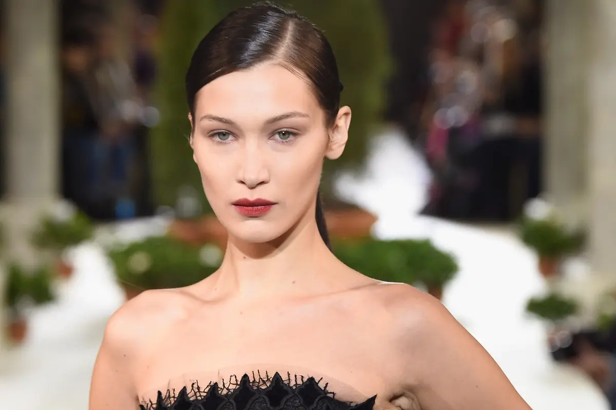 Bella Hadid Tampil Cantik Bergaun Hitam di NYFW