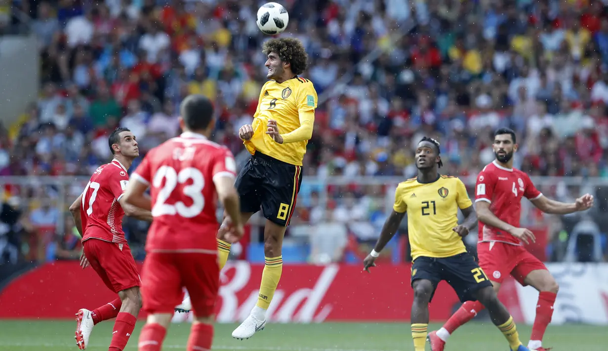 Gelandang Belgia, Marouane Fellaini, menyundul bola saat melawan Tunisia pada laga grup G Piala Dunia di Stadion Spartak, Moskow, Sabtu (23/6/2018). Belgia menang 5-2 atas Tunisia. (AP/Hassan Ammar)