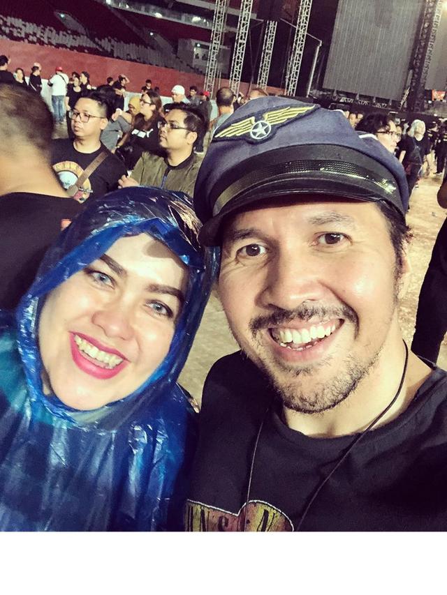 Jarang Tersorot, Ini 7 Momen Mesra David Bayu dan Sang Istri