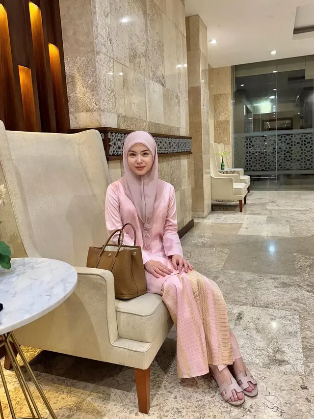 6 Potret Ayana Moon di Masjid Istiqlal, Serahkan Al-Qur'an Kepada Menteri Agama