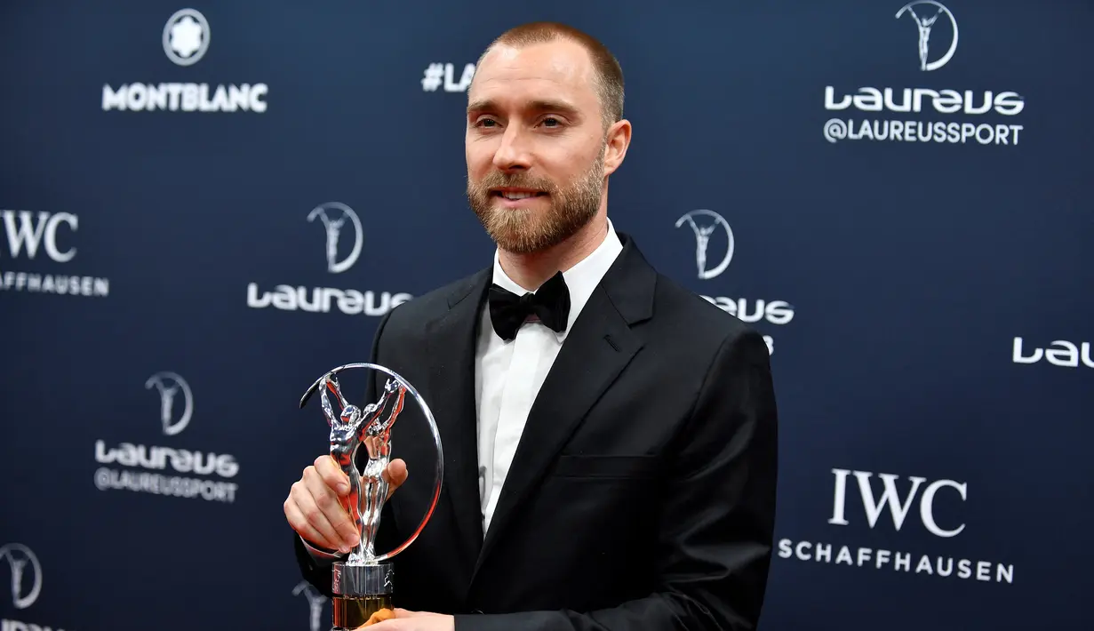 Pesepak bola Denmark dan Manchester United, Christian Eriksen berfoto bersama trofi penghargaan Laureus Awards 2023 untuk kategori comeback of the year dalam acaara seremoni di Paris, Prancis, Selasa (9/5/2023) dini hari WIB. Pesepak bola lainnya yang meraih penghargaan Laureus Awards 2023 adalah Christian Eriksen untuk kategori Comeback of The Year. (AFP/Julien De Rosa)