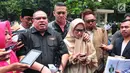 Aktris Lyra Virna didampingi kuasa hukumnya, Razman Arief Nasution, memberikan keterangan setibanya di Polda Metro Jaya, Selasa (10/10). Kedatangan Lyra juga untuk memastikan statusnya yang disebut sudah menjadi tersangka. (Liputan6.com/Helmi Afandi)