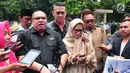 Aktris Lyra Virna didampingi kuasa hukumnya, Razman Arief Nasution, memberikan keterangan setibanya di Polda Metro Jaya, Selasa (10/10). Kedatangan Lyra juga untuk memastikan statusnya yang disebut sudah menjadi tersangka. (Liputan6.com/Helmi Afandi)