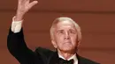 Aktor Hollywood Kirk Douglas menerima Lifetime Achievement Award di 68th Annual Academy Awards di Los Angeles, Amerika Serikat, Senin 25 Maret 1996. Kirk Douglas tampil dalam sejumlah film ikonis seperti Spartacus dan Gunfight at the O.K. Corral. (AP Photo/Eric Draper, File )