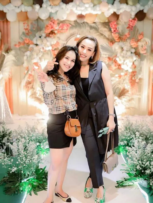 Well, kalau menurut kamu bagaimana Sahabat Fimela? (Instagram/ayutingting92).