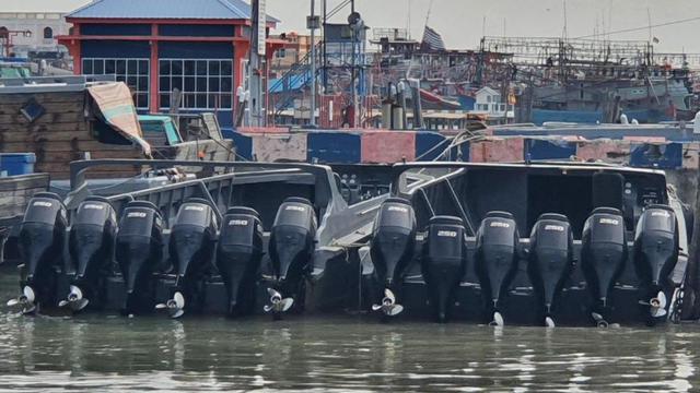 Satgas patroli laut Bea Cukai menangkap 4 buah kapal high speed craft (HSC) bermesin 6 x 250 PK dan satu buah kapal bermuatan orang banyak yang membawa rokok selundupan di perairan Pulau Buluh, Riau.